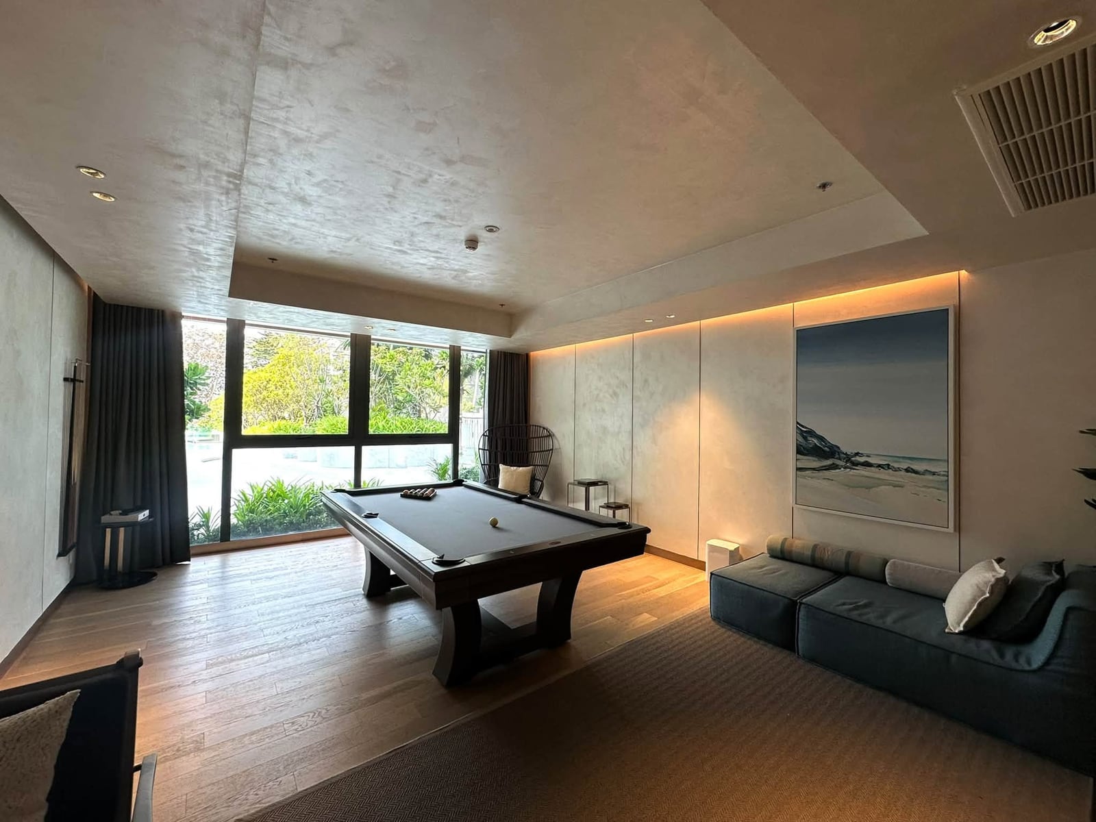 Arom Wongamat 1BR Condo, 16th Floor