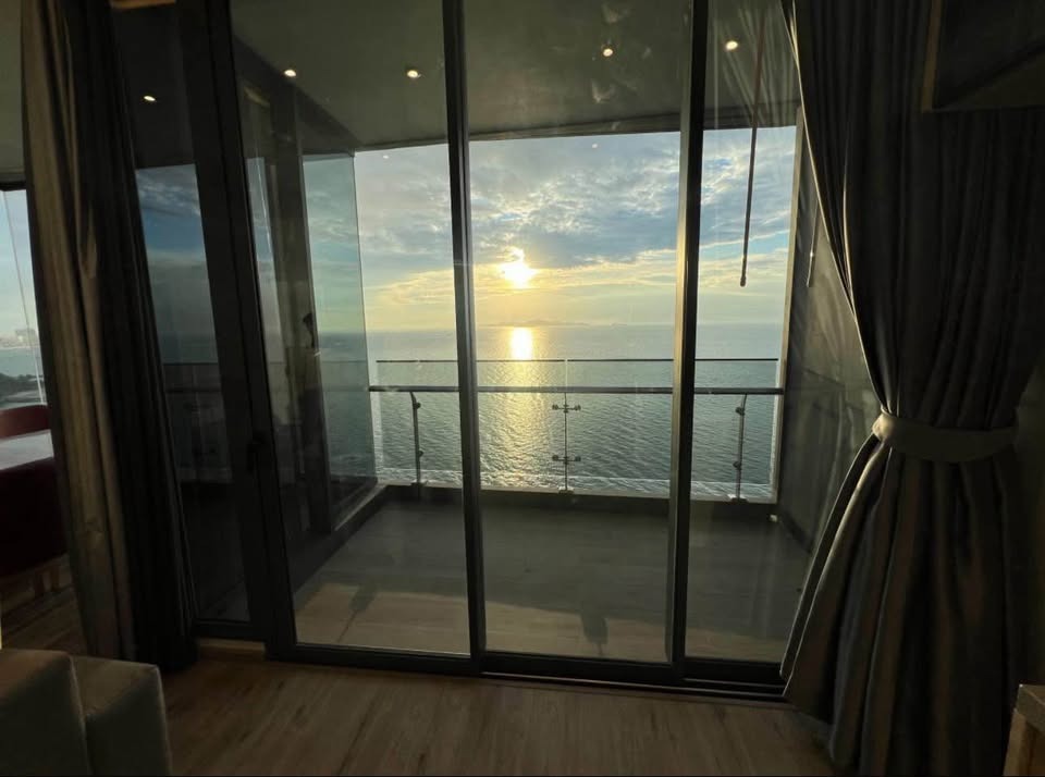 Arom Wongamat 2BR Condo