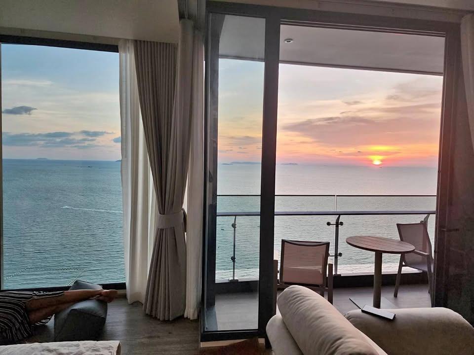 Arom Wongamat 1BR Condo
