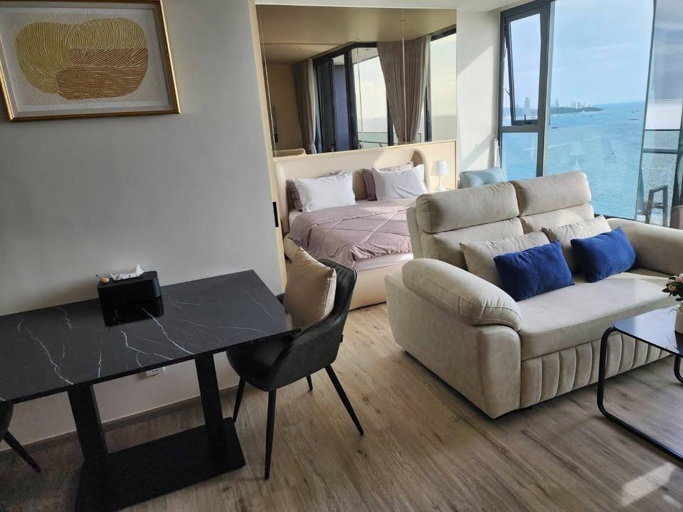 Arom Wongamat 1BR Condo