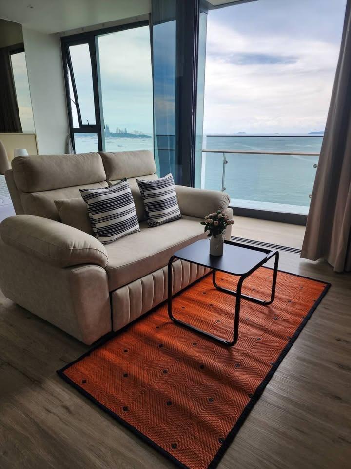 Arom Wongamat 1BR Condo