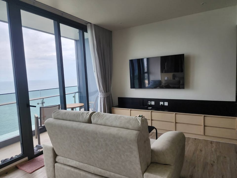 Arom Wongamat 1BR Condo