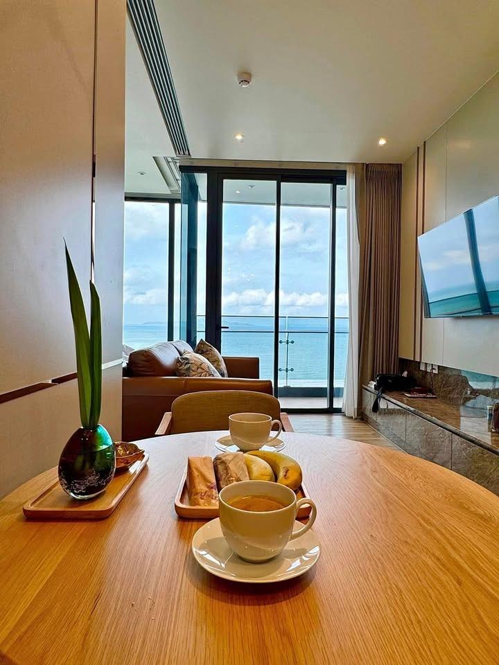 Arom Wongamat 1BR Beachfront Condo