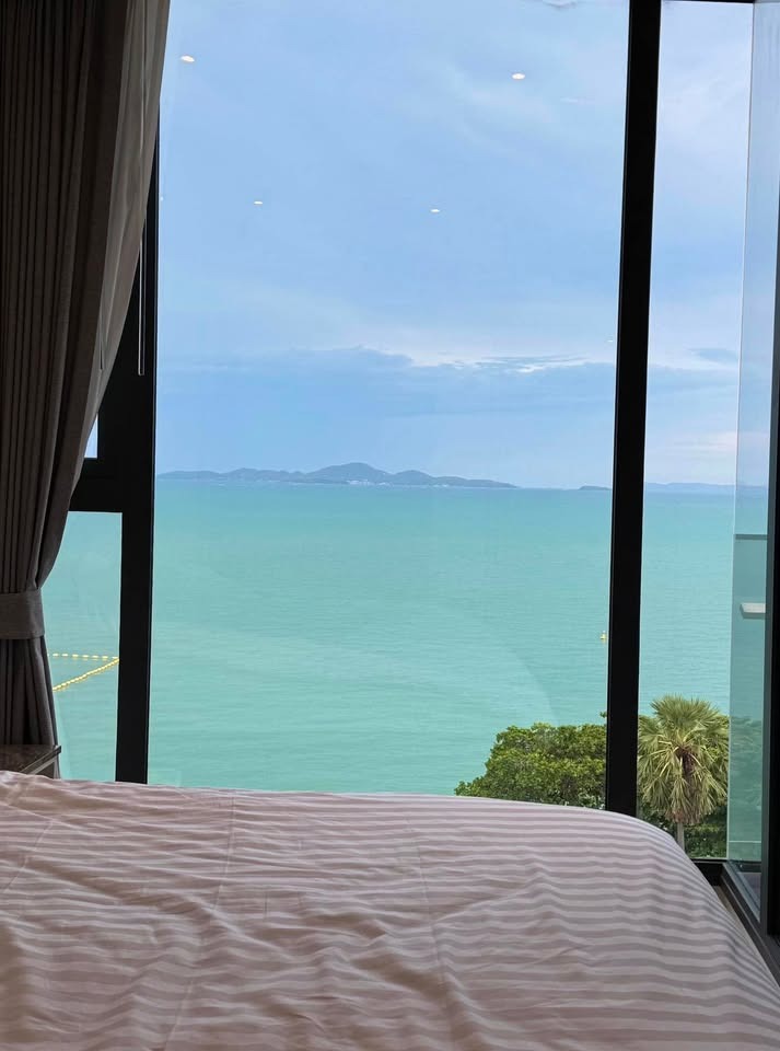 Arom Wongamat 1BR Beachfront Condo