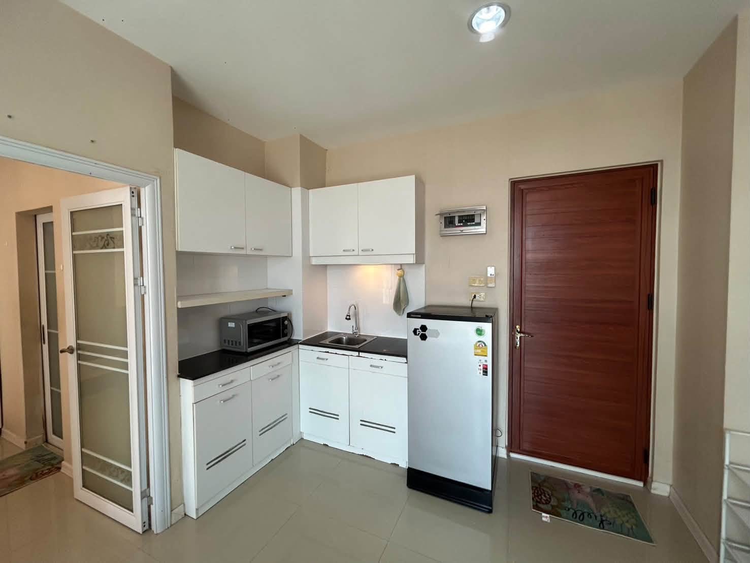 CC Condominium 1 1BR Condo, 6th Floor