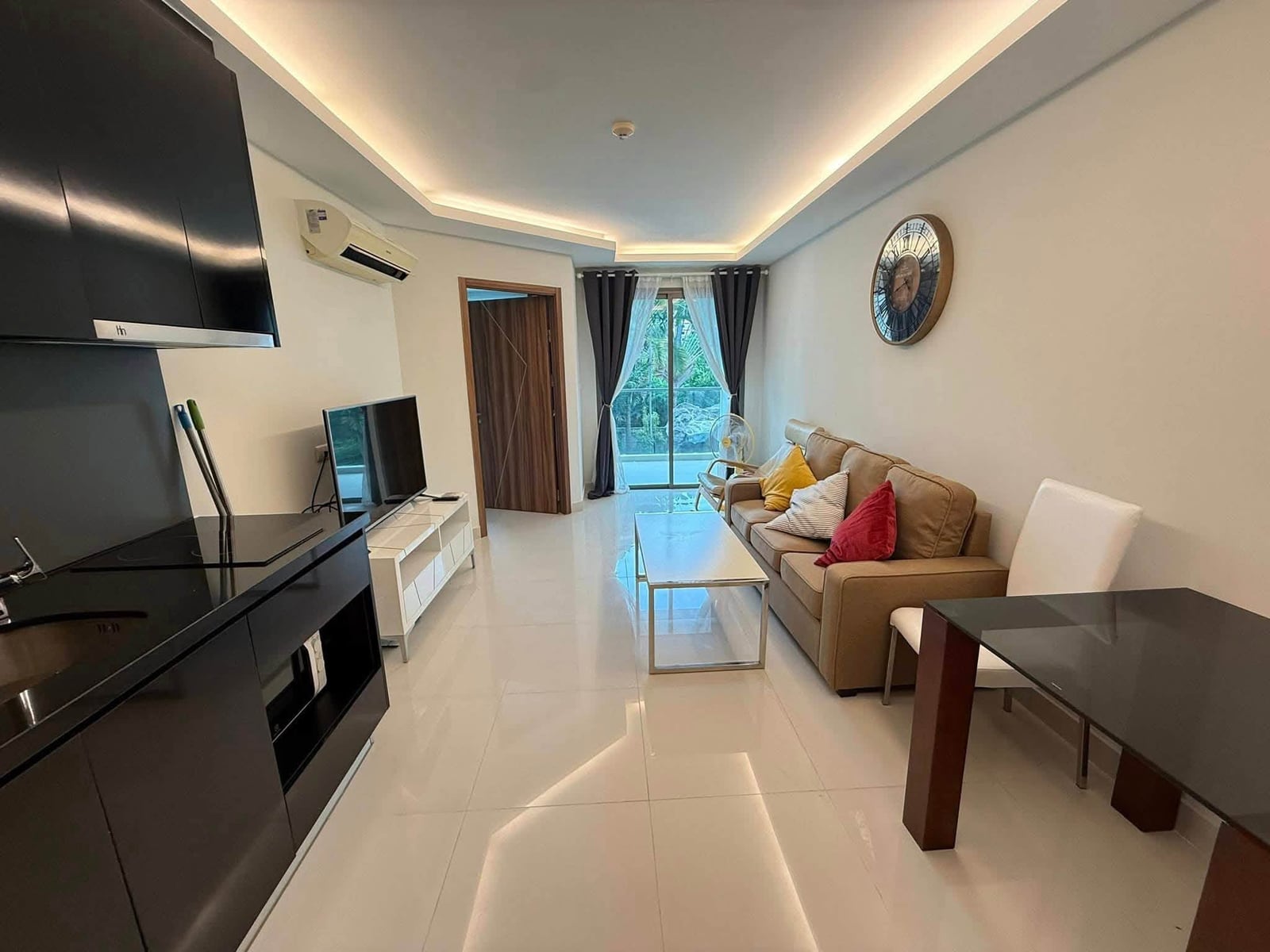 1-bed pool view condo for sale at Club Royal, Naklua and Wongamat