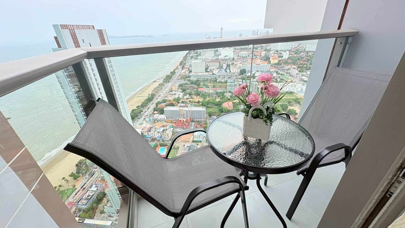 1-bed condo for rent at Copacabana Beach Jomtien