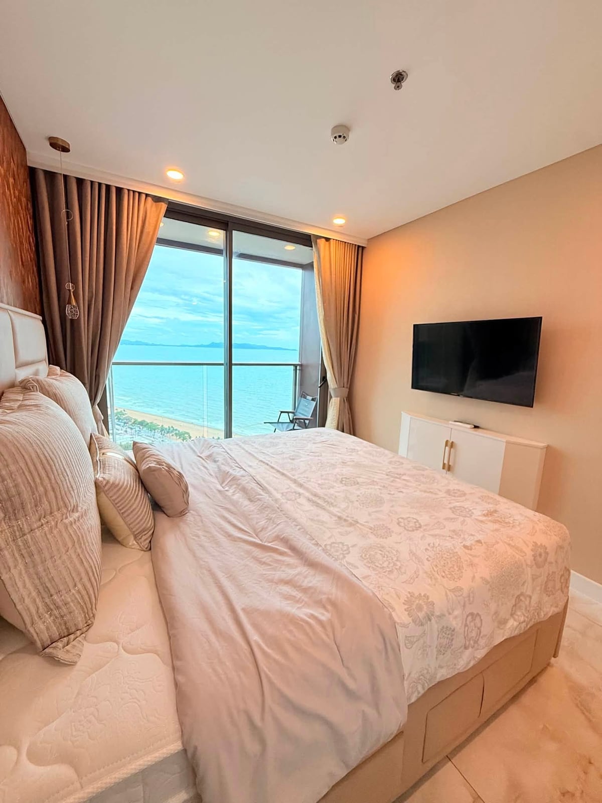 Copacabana Beach Jomtien 1BR Condo, 33rd Floor