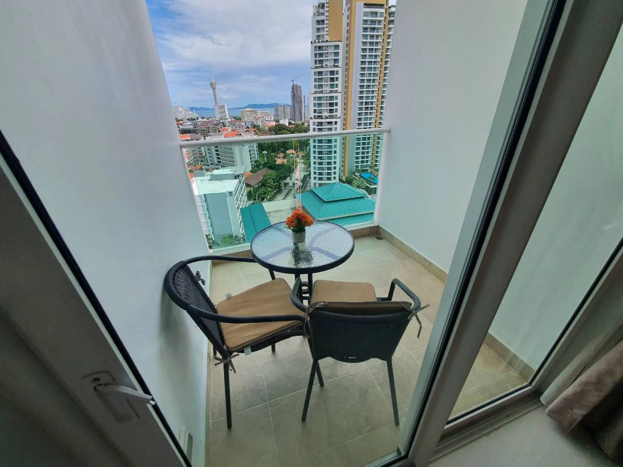 Cosy Beach View 1BR, 16th Floor