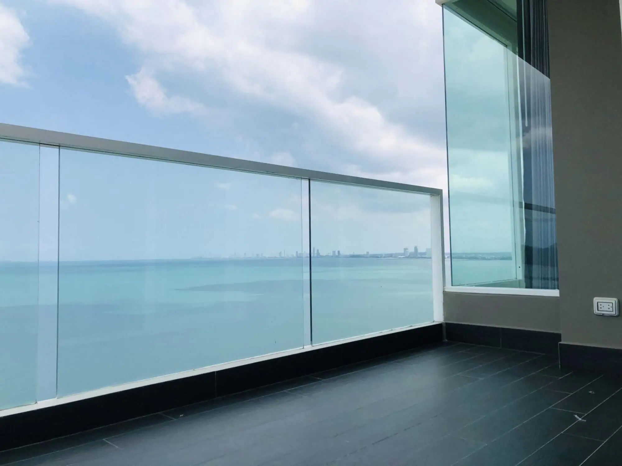 Del Mare 2BR Sea view, 19th Floor