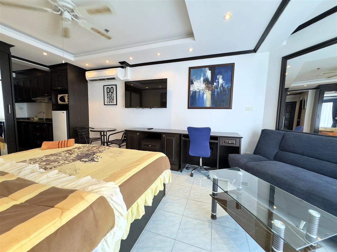 Jomtien Beach Condo Studio Pool view, 8th Floor