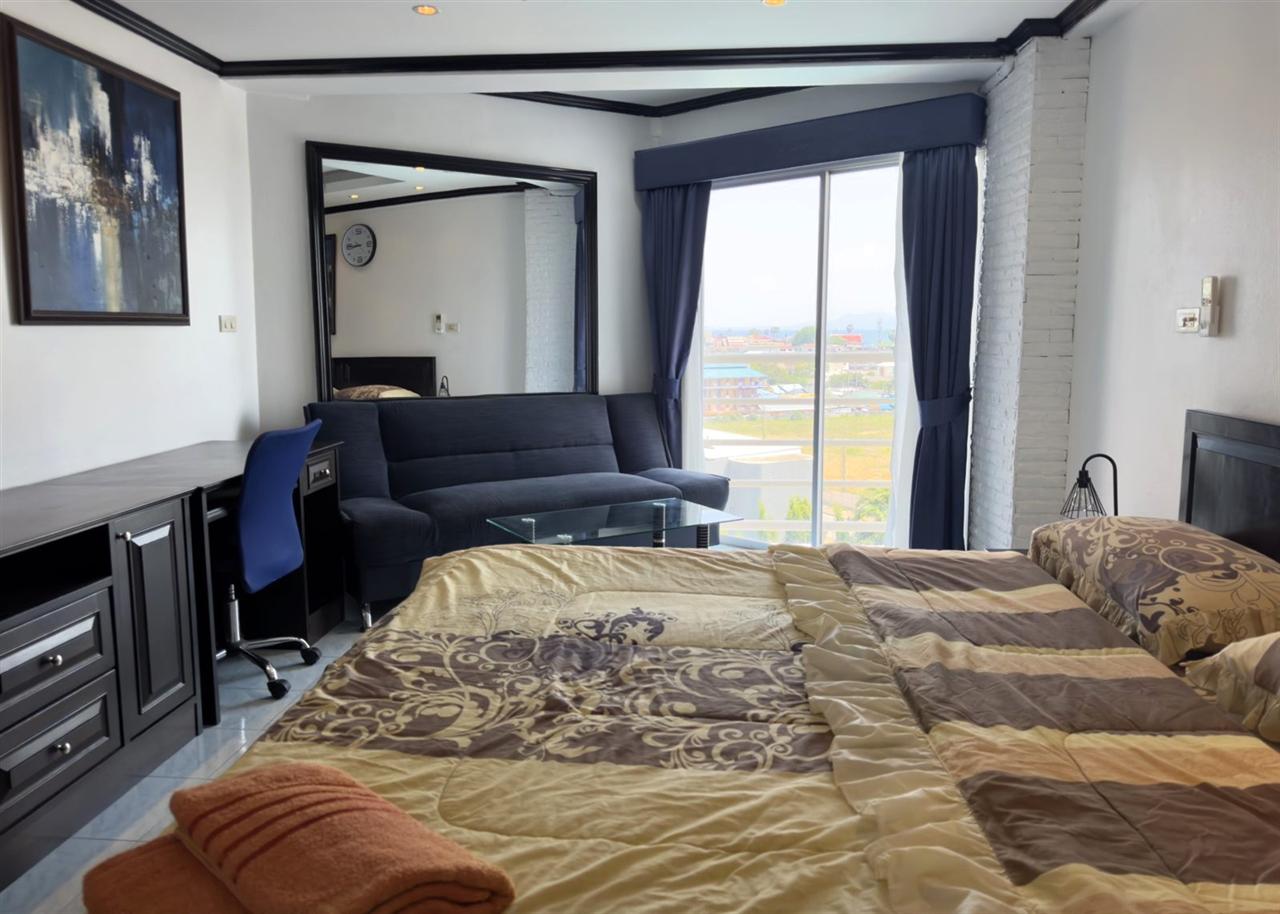 Jomtien Beach Condo Studio Pool view, 8th Floor