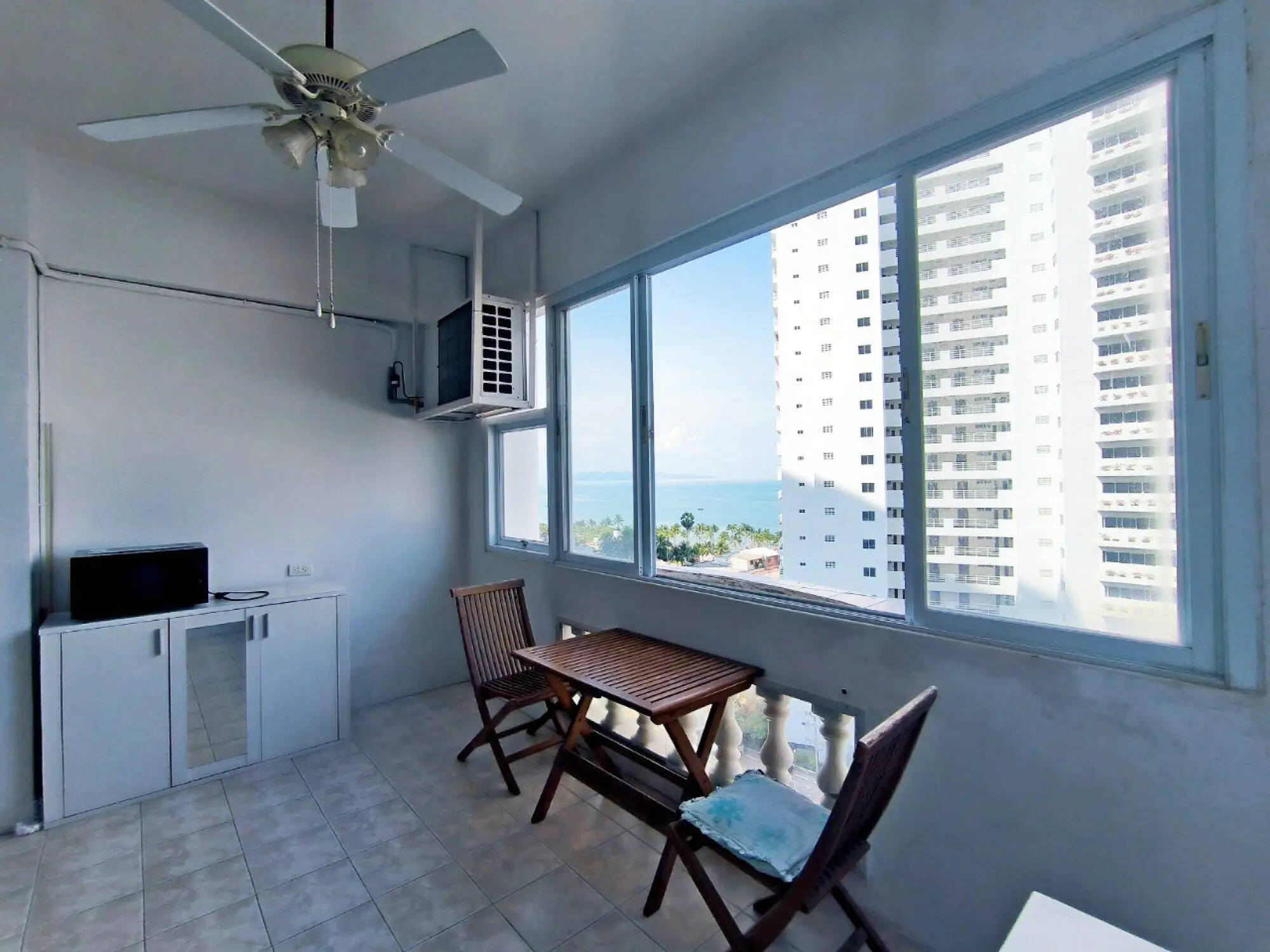 Jomtien Complex Condotel 1BR Sea view