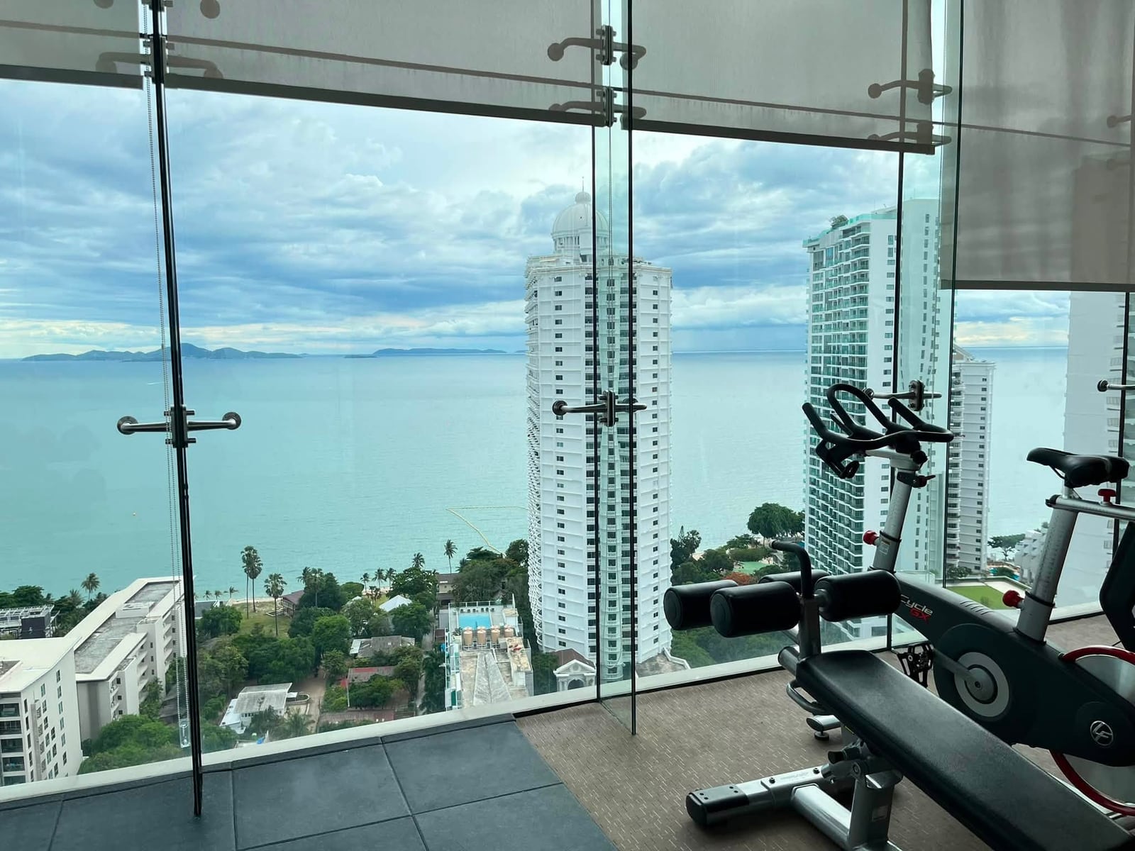 Riviera Wongamat 1BR Condo, 10th Floor