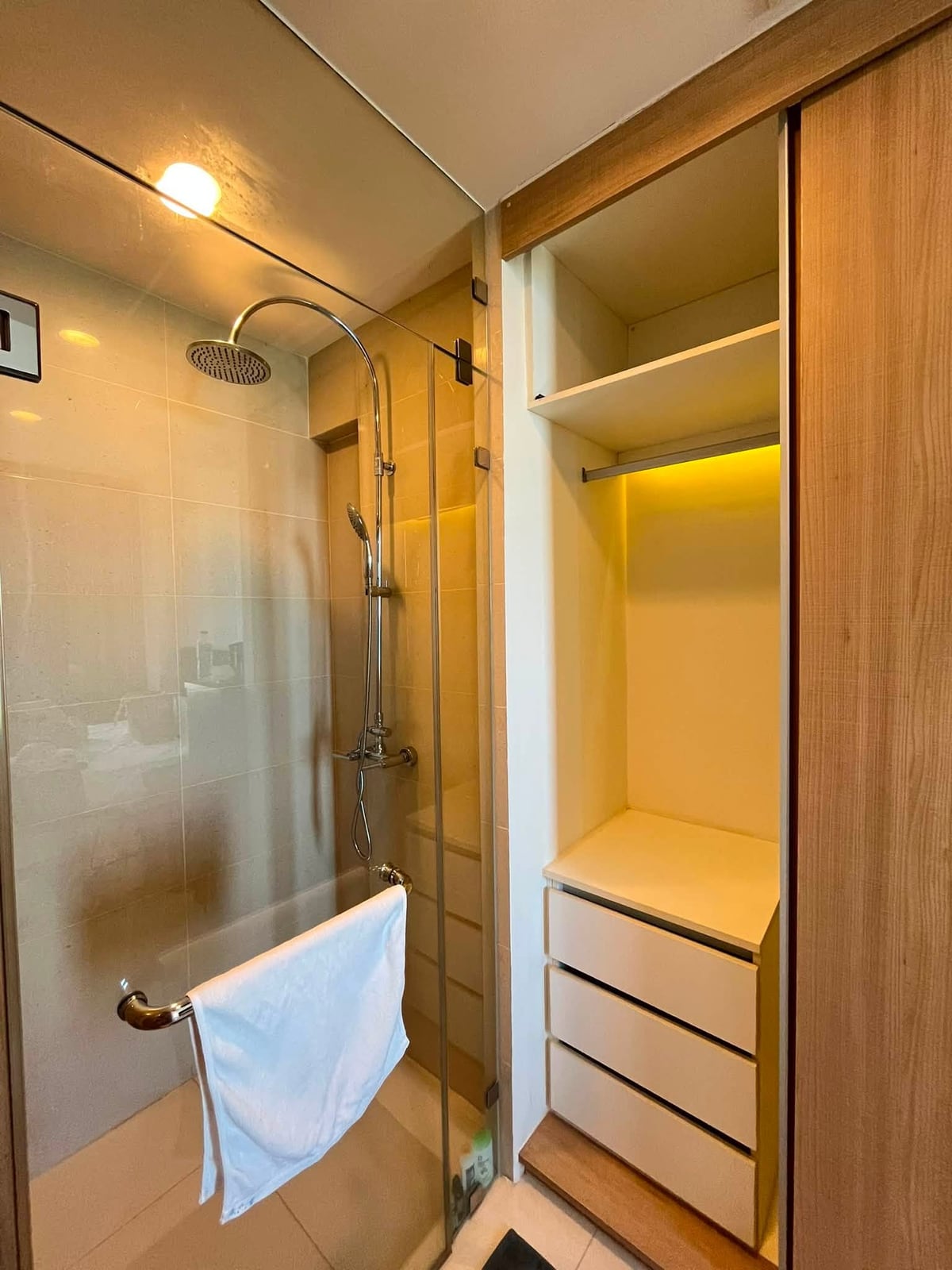 Riviera Wongamat 1BR Condo, 10th Floor