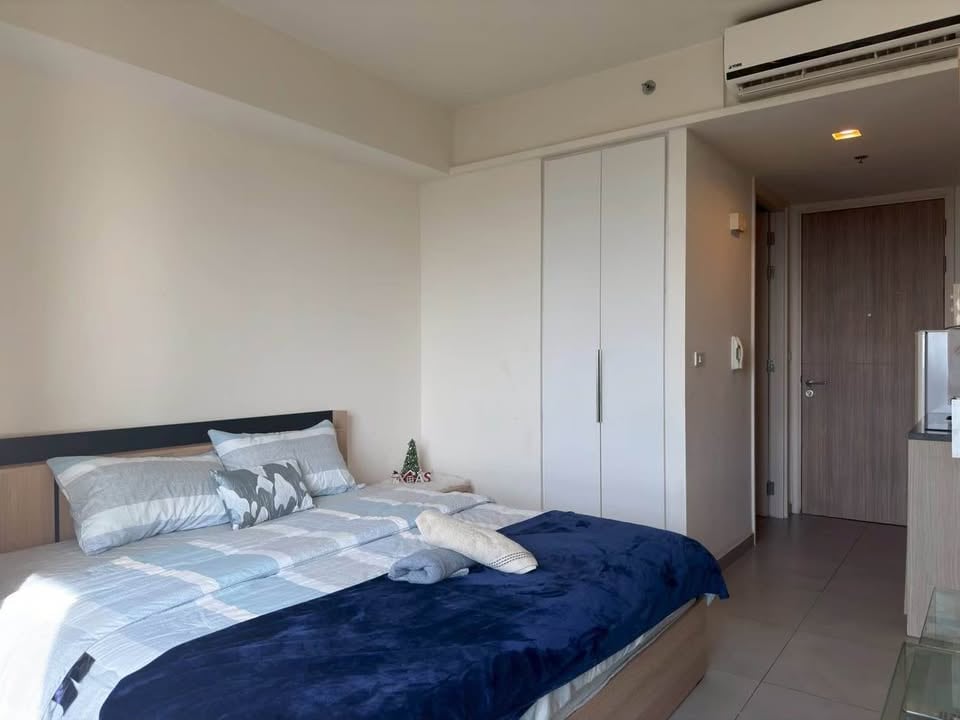 Unixx Studio Condo, 35th Floor