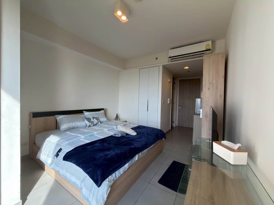Unixx Studio Condo, 35th Floor