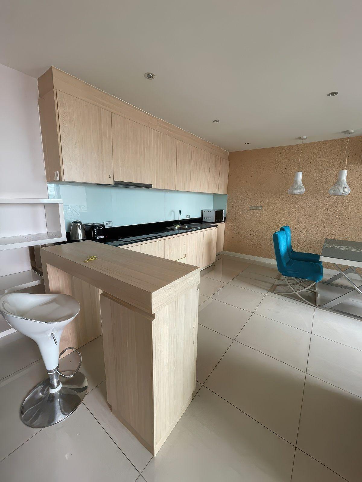 Unixx 1BR City view, 24th Floor