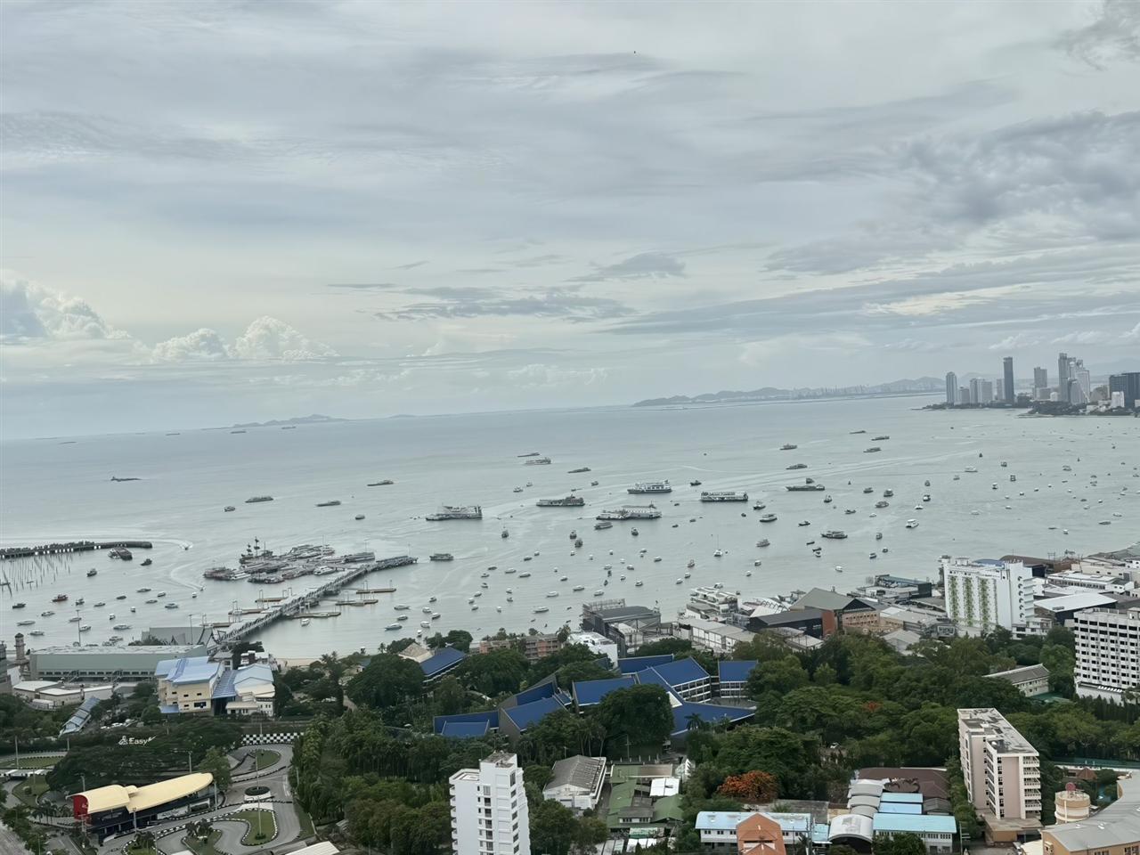 Unixx 2BR Sea view, 40th Floor