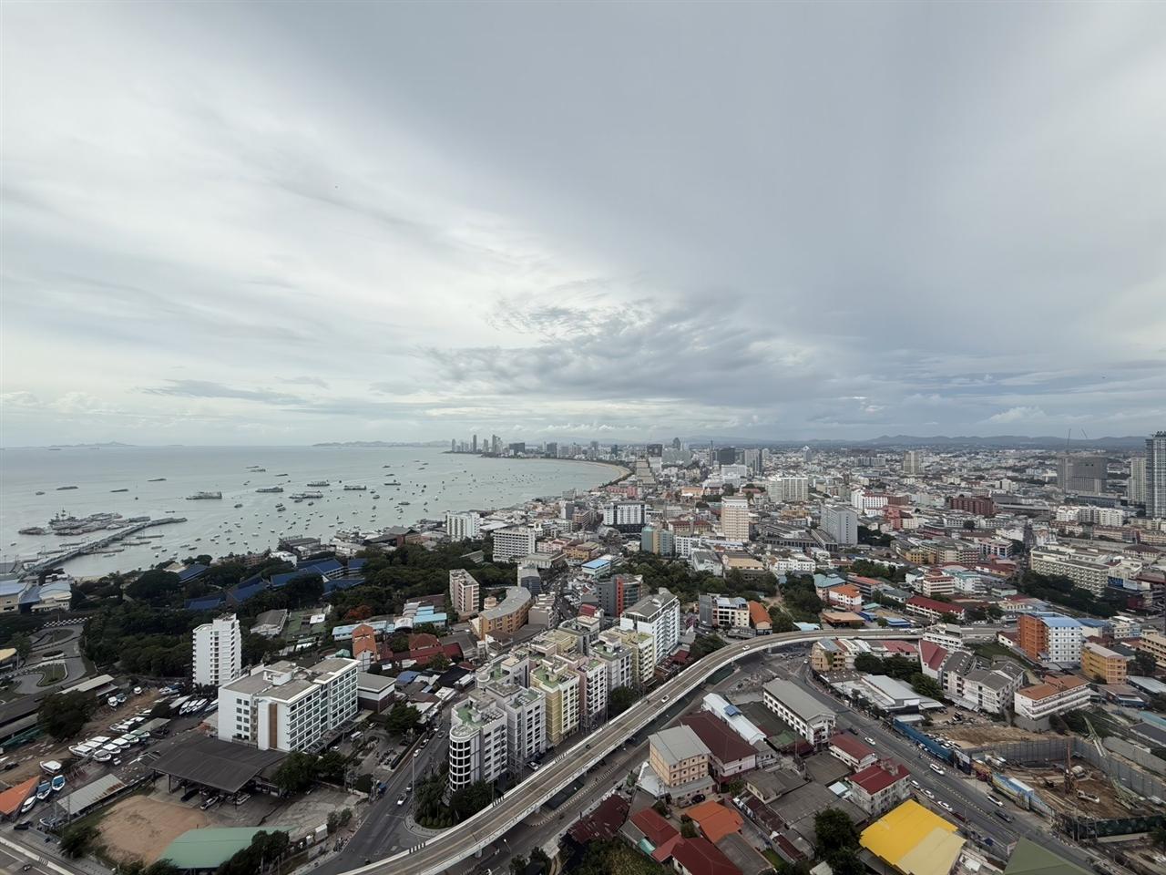 Unixx 2BR Sea view, 40th Floor