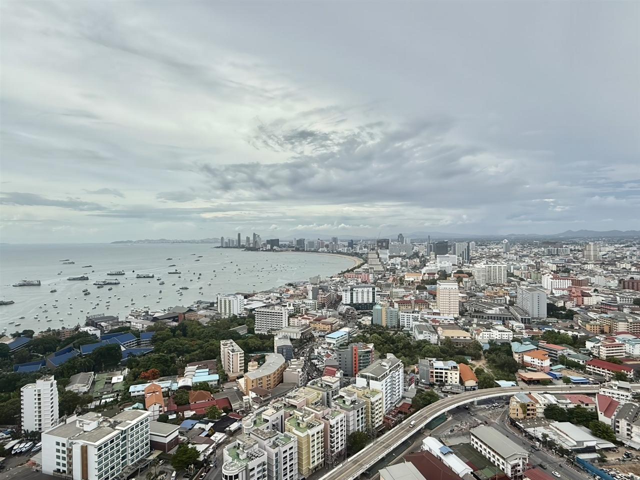 Unixx 2BR Sea view, 40th Floor