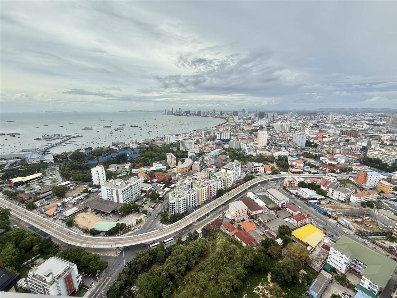 Unixx 2BR Sea view, 40th Floor