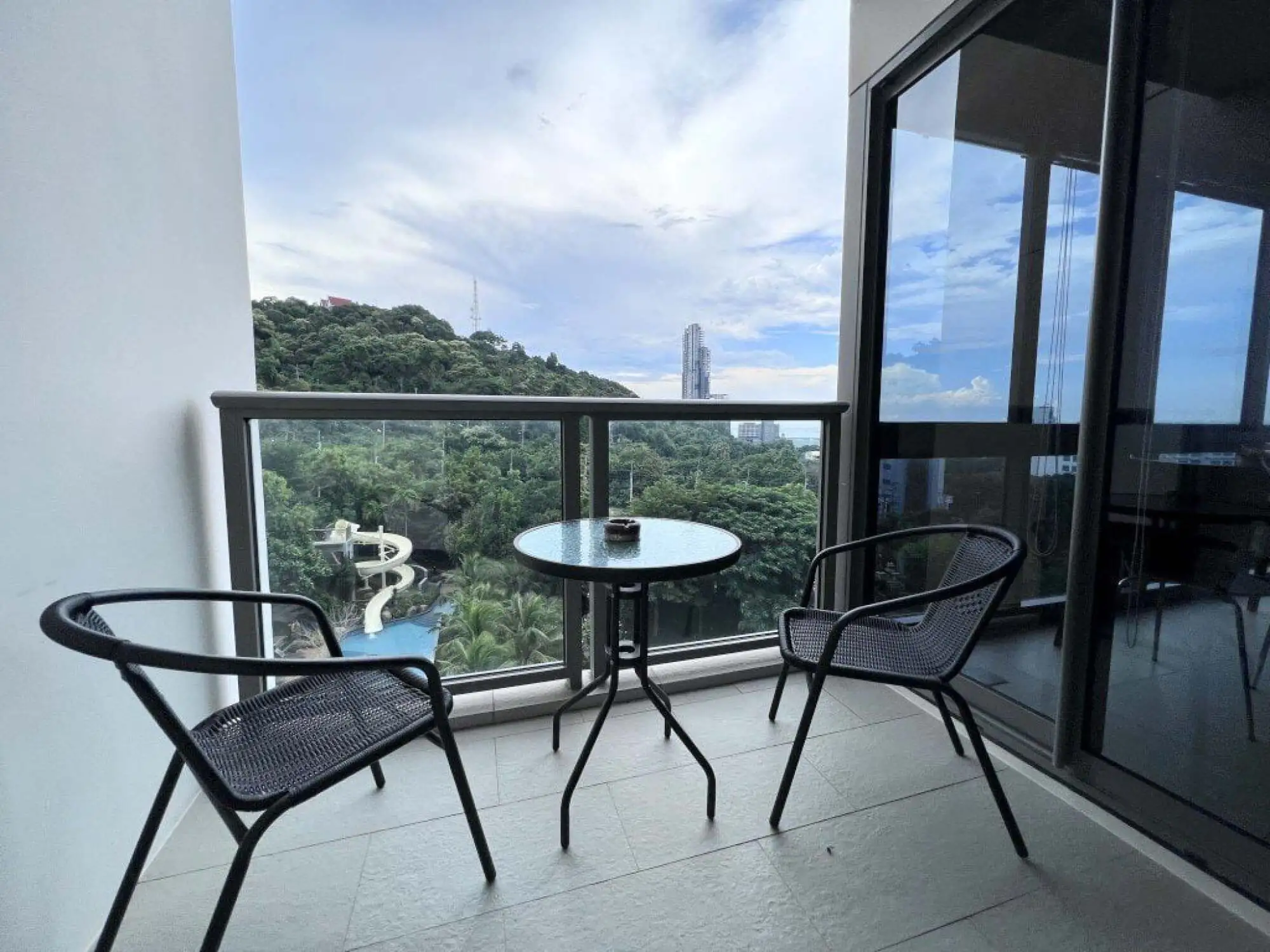 Unixx 2BR Sea view, 7th Floor