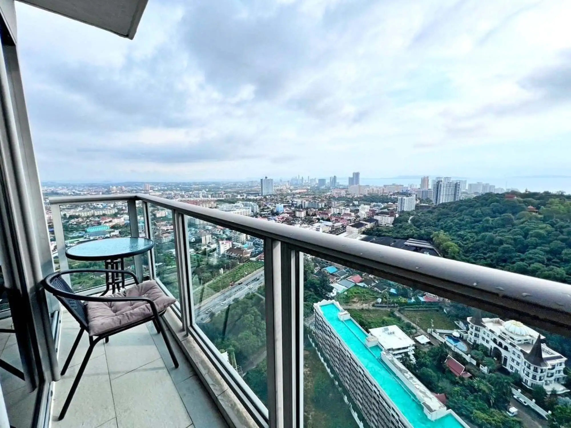 Unixx 2BR Sea view, 37th Floor