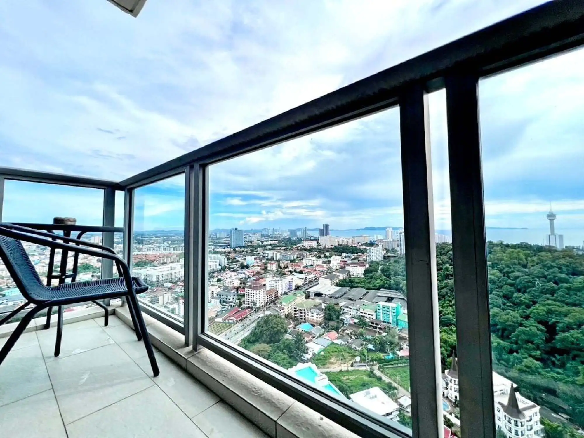 Unixx 2BR Sea view, 37th Floor