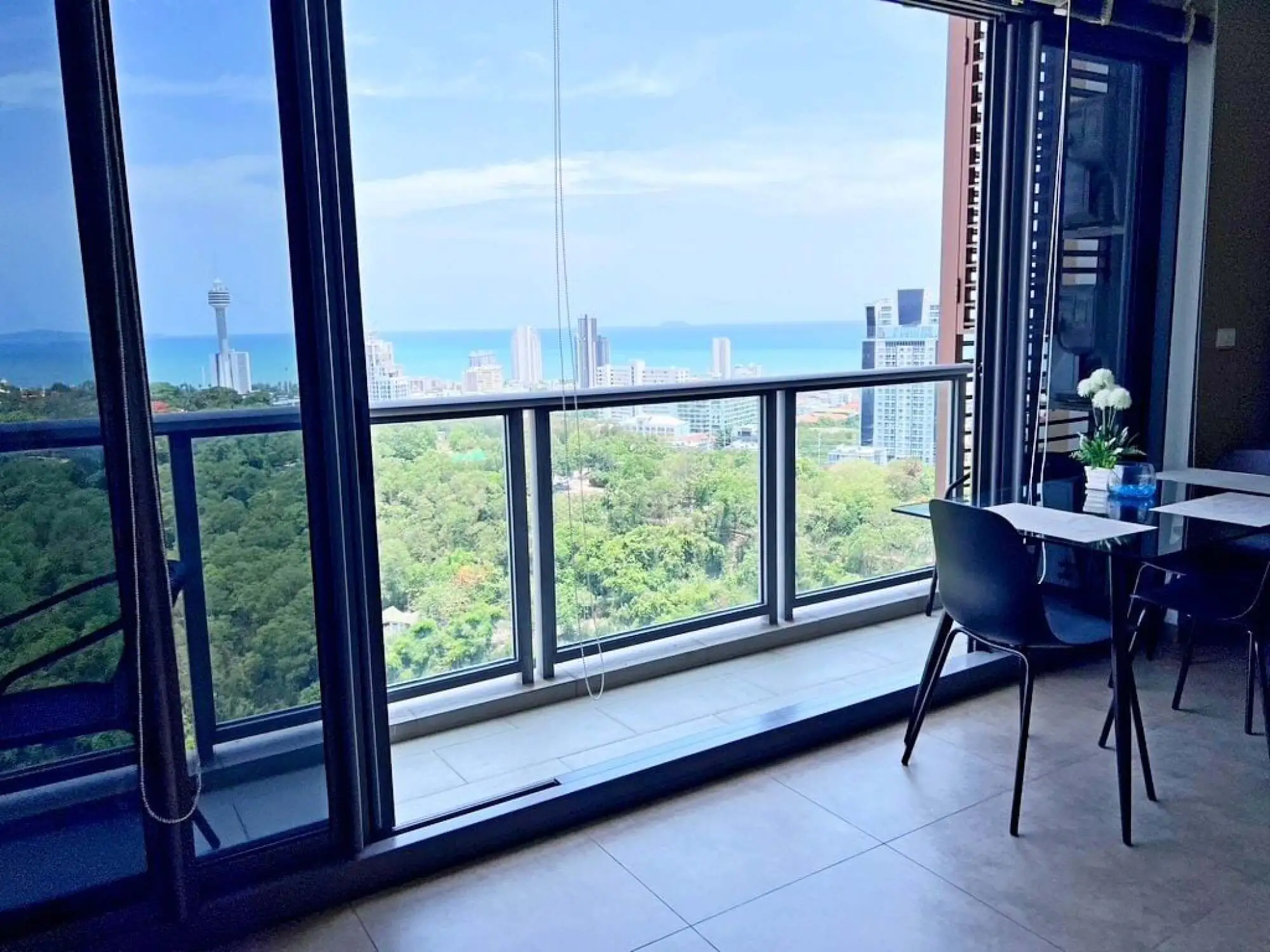 Unixx 2BR Sea view, 37th Floor
